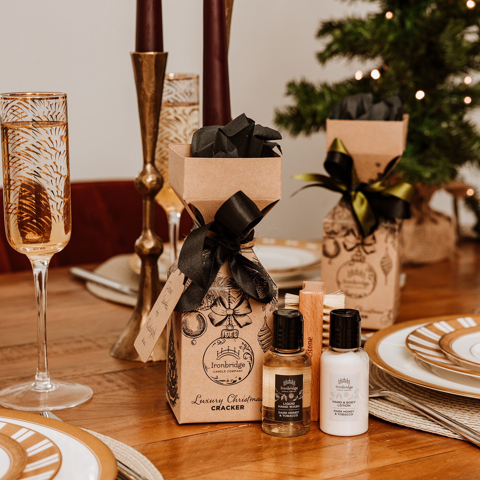 Luxury Christmas Cracker - Dark Honey & Tobacco Table Setting