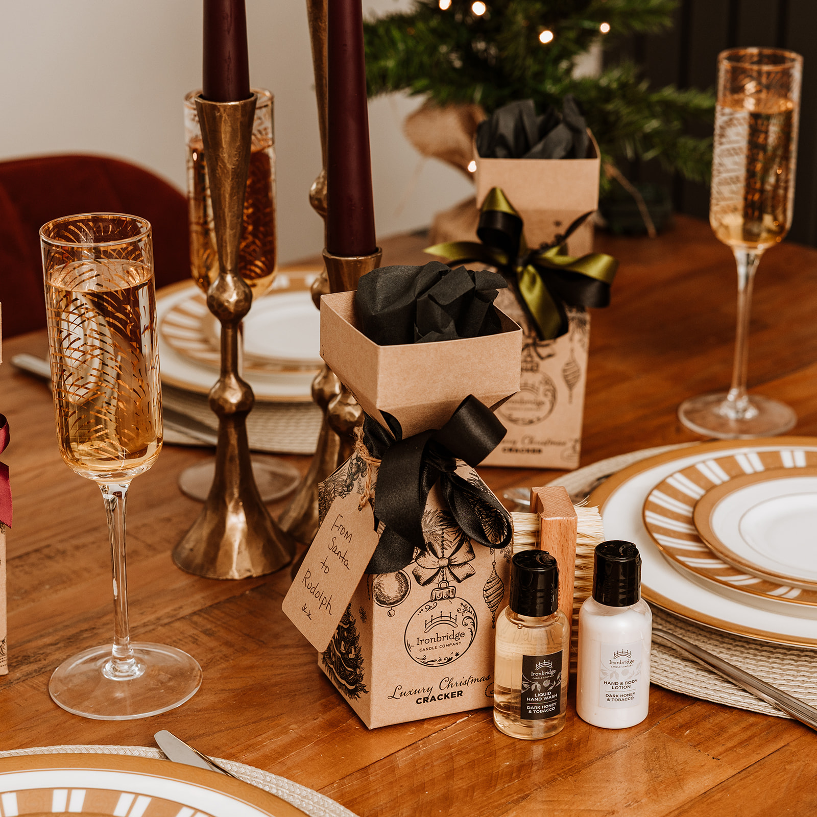 Luxury Christmas Cracker - Dark Honey & Tobacco Table Setting