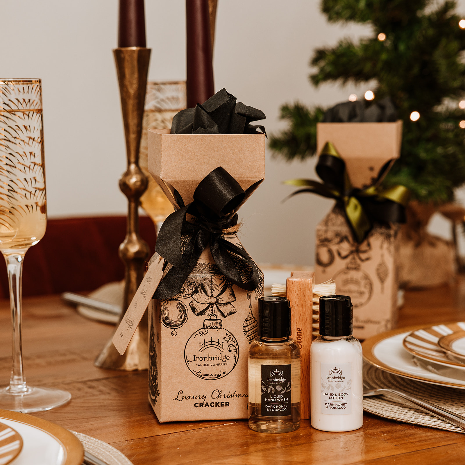 Luxury Christmas Cracker - Dark Honey & Tobacco Table Setting